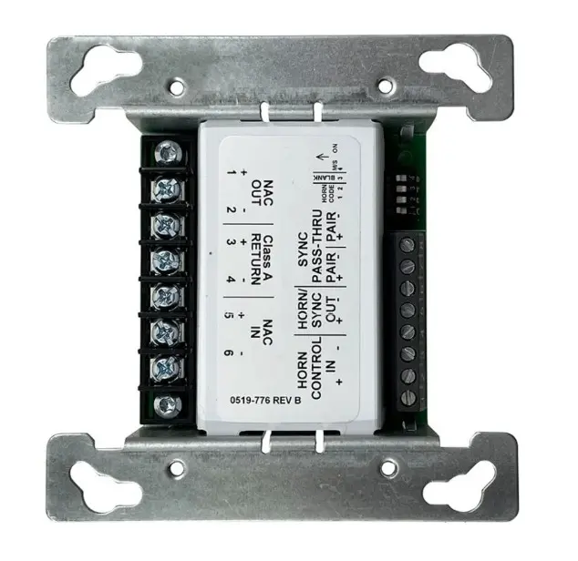 [SPL-4905-9938] Módulo de sincronización no direccionable SmartSync. Convierte dos entradas convencionales de NAC en una única salida de dos hilos. Permite que las sirenas se silencien mientras las luces estroboscópicas permanecen activas en el mismo par de cables. Simplex