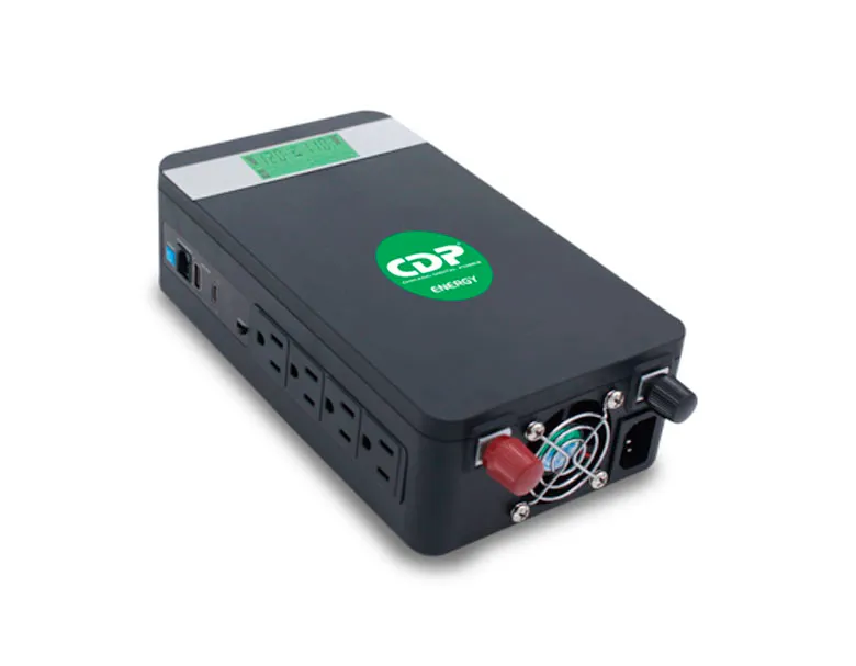 Inversor CD 12Vcd con cargador interno AC a 10 AMP y salida CA 120 Vca 60Hz, (4) salidas NEMA 5-15. 2 puertos de carga USB, protección contra sobrecarga, ventilador de enfriamiento y Onda senoidal PWM. función de UPS. XVC-712 700VA/500W